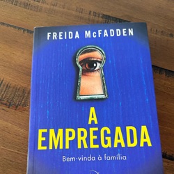 "A Empregada" da Freida McFadden. 