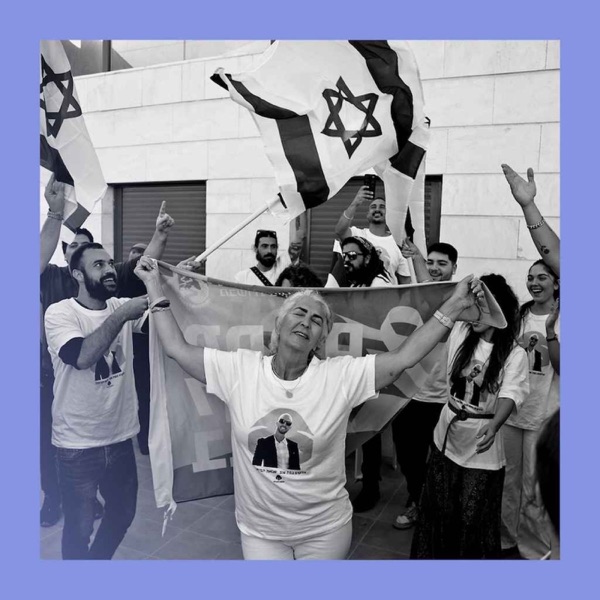 Out at last: Israeli hostages return photo