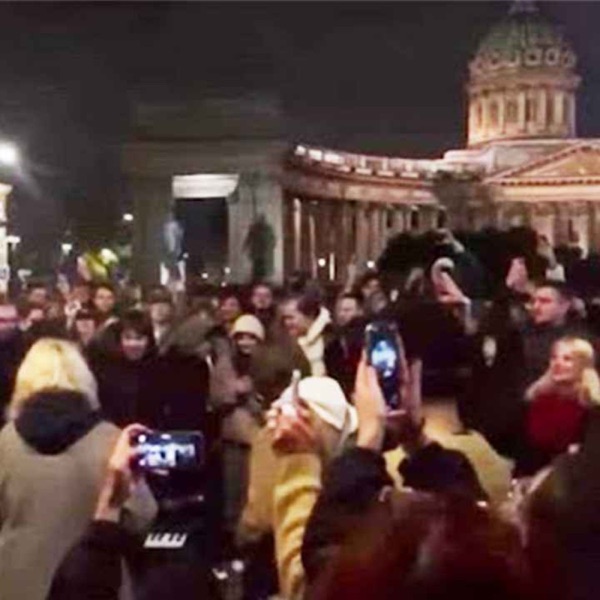 Crowds in St Petersburg sing about overthrowing Putin photo