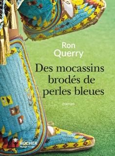 Des mocassins brodés de perles bleues by Ron Querry & Daniéle Laruelle
