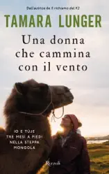 Una donna che cammina con il vento