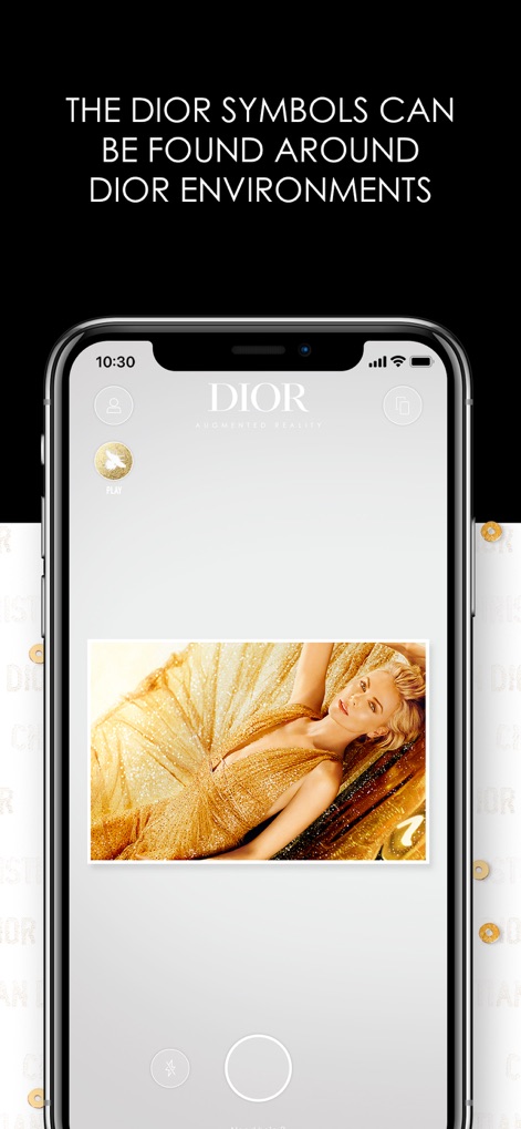 Dior AR Experience - Esta captura de tela demonstra a função de câmera do aplicativo, onde os usuários podem escanear elementos Dior para ativar conteúdo exclusivo, como a deslumbrante imagem de Charlize Theron adornando um vestido dourado, integrada de forma fluida à interface.