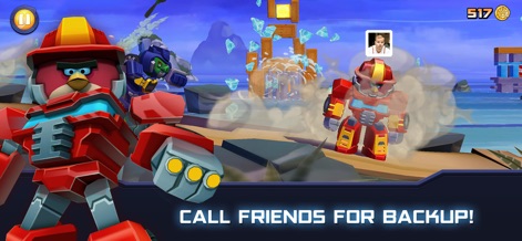 Angry Birds Transformers - Esta imagem ilustra dois Autobirds combatendo em equipe em um cenário destruído, com o avatar de um amigo no canto superior indicando o recurso de assistência.