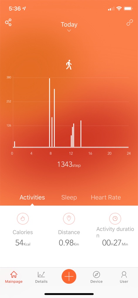 VeryFitPro - L'app offre una panoramica dettagliata dell'attività fisica giornaliera, con un grafico a barre che visualizza i passi distribuiti nell'arco della giornata e metriche riassuntive come le calorie bruciate e la distanza percorsa.