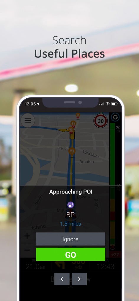 CoPilot GPS Navigation - La aplicación permite a los usuarios buscar y descubrir puntos de interés (POIs) útiles en su ruta, ofreciendo notificaciones de proximidad a lugares como estaciones de servicio (BP) con la opción de navegar hacia ellos.