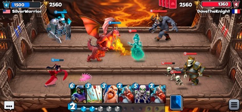 Castle Crush: Clash Cards Game - Cet environnement de combat flamboyant montre l'intensité des duels en temps réel, avec des animations de combat dynamiques et des sorts qui s'activent pour des affrontements épiques.