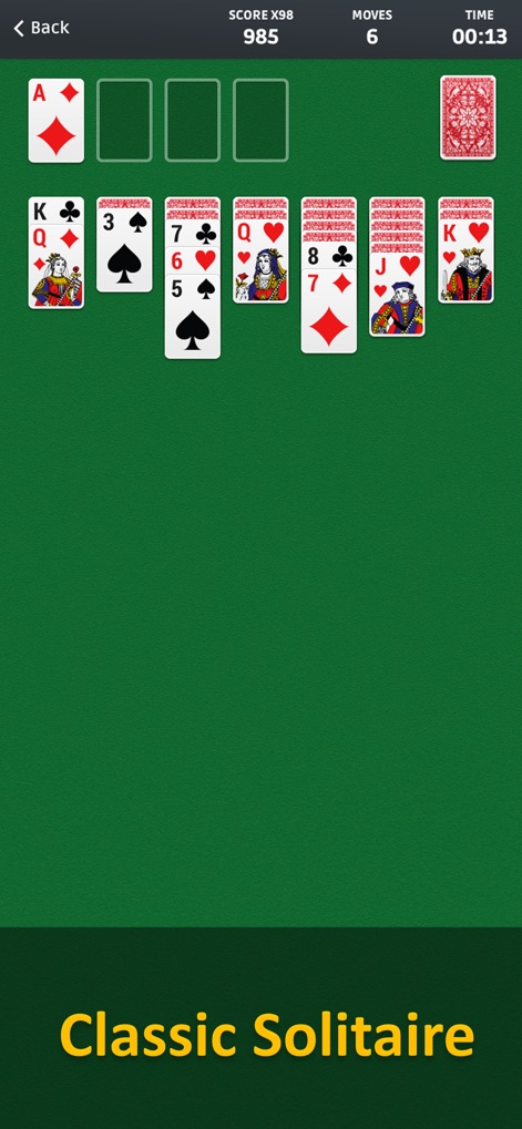 Solitaire ∘ - La aplicación presenta un diseño de mesa familiar con un fondo verde distintivo y un diseño de cartas tradicional, permitiendo a los usuarios sumergirse en la experiencia clásica mientras visualizan su progreso, como el score y los movimientos.