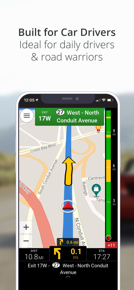 CoPilot GPS Navigation - Esta vista presenta la navegación optimizada para conductores de coches, mostrando indicaciones claras de giro con una flecha destacada y proporcionando información detallada de distancia y ETA para la ruta.