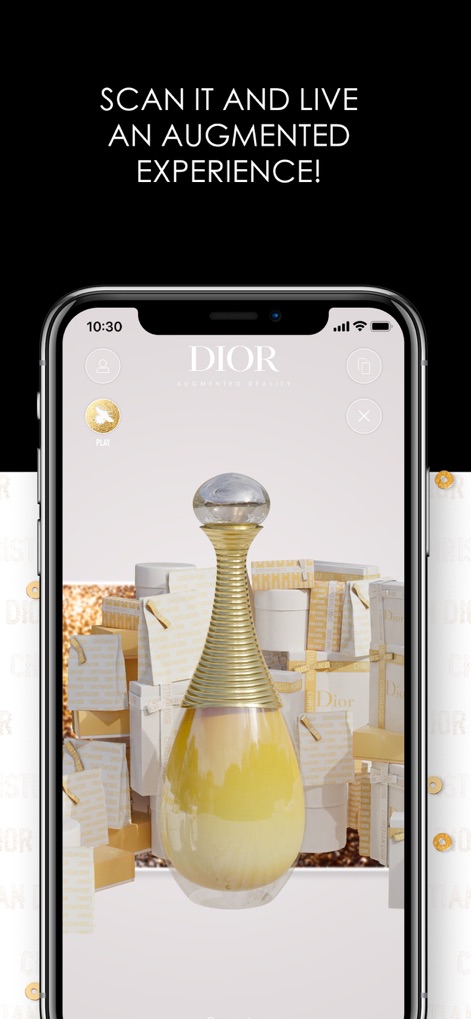 Dior AR Experience - O aplicativo transporta os usuários para um mundo de realidade aumentada, exibindo um frasco de perfume 3D meticulosamente renderizado, cercado por caixas de presente com a marca Dior, transformando o ambiente físico em um cenário digital luxuoso.