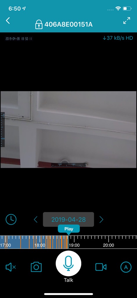 IPC360 - 高解像度で監視エリアのライブ映像を視聴し、過去の録画をスムーズに再生することが可能です。この画面では、「高精細なHDライブストリーミング」と「日付と時間を指定できるタイムラインベースの録画再生機能」が提供されます。