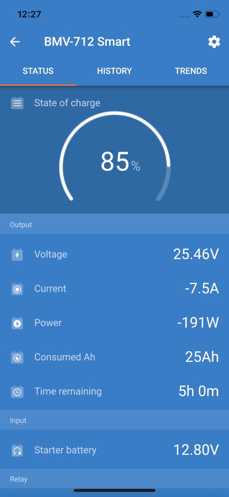 VictronConnect - Nutzer erhalten eine detaillierte Übersicht des Batteriezustands, inklusive des Ladezustands als prominente Wählanzeige und spezifischer Ausgangswerte wie Spannung und Strom.