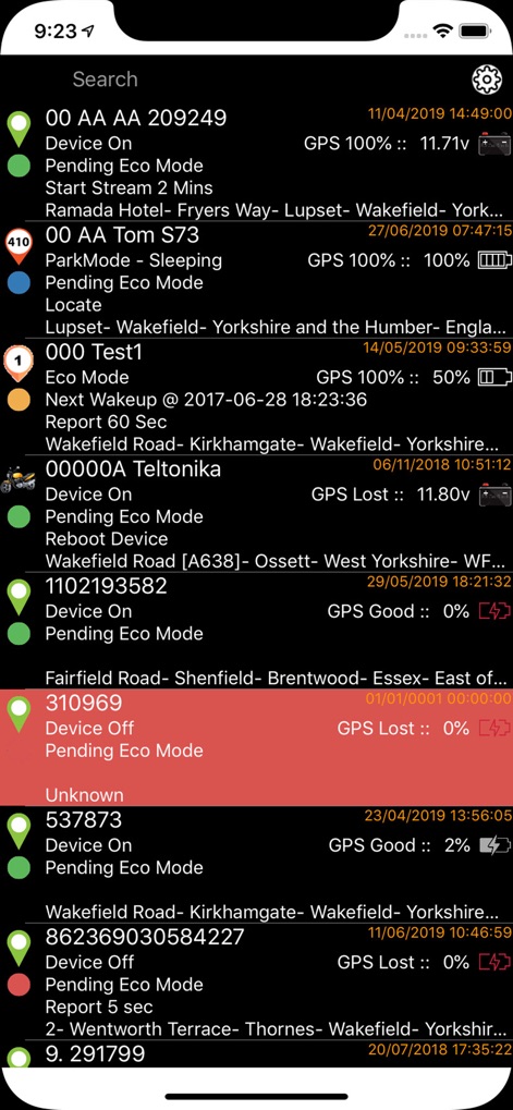 Track Server - Questo strumento offre una panoramica immediata di tutti i dispositivi, mostrando lo stato operativo come 'Device On' o 'GPS Lost' e dettagli cruciali quali la tensione della batteria e la data dell'ultimo aggiornamento.