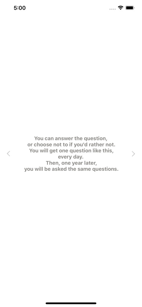 Question Diary - 이 화면은 매일 새로운 질문을 받고 1년 후 동일한 질문을 다시 만나게 되는 앱의 독특한 방식을 명확한 텍스트 설명과 페이지 탐색 화살표로 보여줍니다.