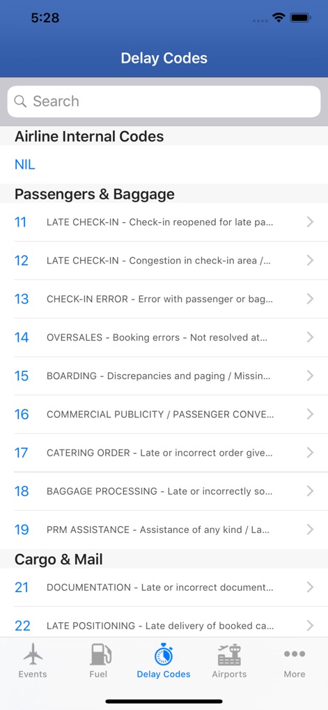 737 Pilot - Los pilotos disponen de una lista de códigos de demora organizados por categorías, incluyendo 'Passengers & Baggage' (Pasajeros y Equipaje) y el código '11 LATE CHECK-IN' con su descripción.