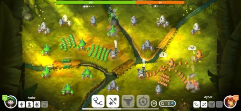 Mushroom Wars 2: RTS Strategy - 広大なマップ上で緑とオレンジのキノコ部隊が激戦を繰り広げており、画面上部には両プレイヤーの体力バーとユニット数が示されています。