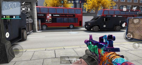 Modern Ops: Online Gun FPS - Los usuarios exploran un escenario urbano con autobuses rojos de dos pisos, mientras portan un fusil de asalto con un acabado vibrante y personalizado, listo para la acción.