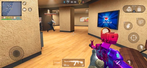 Modern Ops: Online Gun FPS - Esta captura revela un jugador en movimiento dentro de un entorno interior moderno, preparando una confrontación con un rifle equipado con una mira de punto rojo para una precisión óptima.