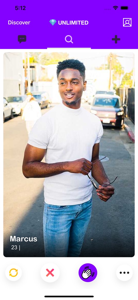 Wave - Friends, Dating & Chat - このスクリーンショットでは、ユーザーはプロフィール写真と名前、年齢を確認でき、下のアイコンを通じて「スキップ」または「WAVE」を送るなどの操作が可能です。