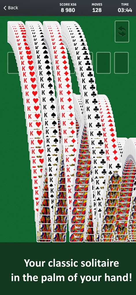 Solitaire ∘ - La aplicación celebra las victorias con una animación de cascada de cartas visualmente espectacular, que concluye una partida exitosa sobre el familiar fondo de mesa verde, proporcionando una experiencia gratificante y dinámica para los usuarios.