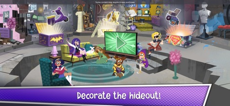 DC Super Hero Girls Blitz - O screenshot mostra as DC Super Hero Girls reunidas em seu quartel-general, ricamente decorado com diversos móveis e acessórios, destacando a funcionalidade de personalização do esconderijo e as personagens em seu ambiente.