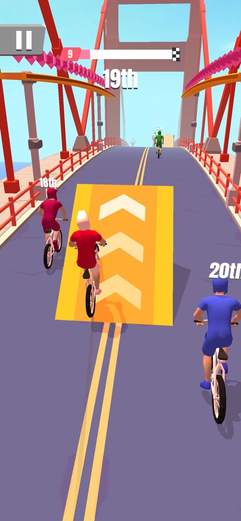 Bike Rush - Die App zeigt ein dynamisches Rennen über eine beeindruckende Brückenlandschaft, wo Spieler geschickt ein Speed-Boost-Feld nutzen können.