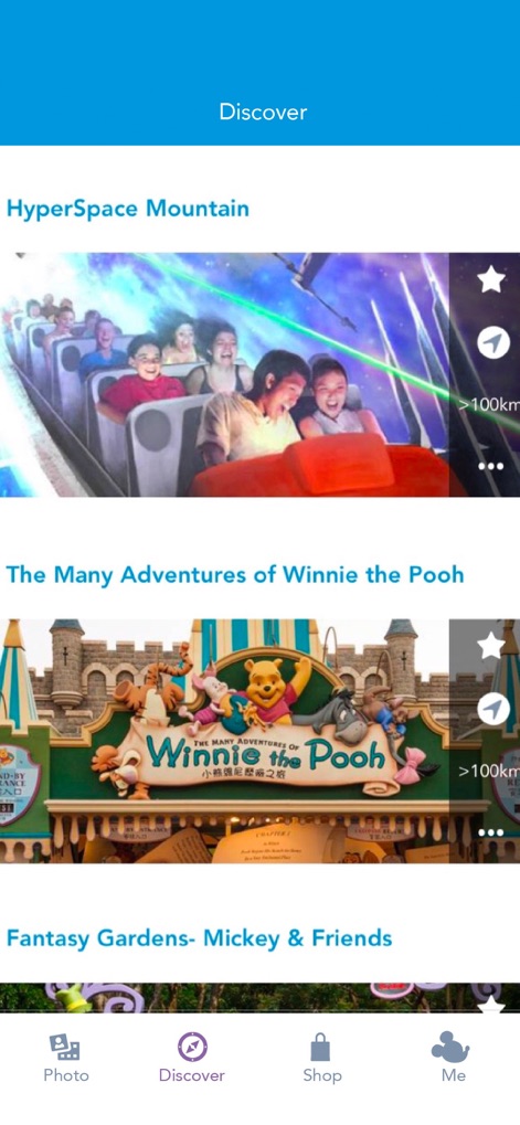 Hong Kong Disney PhotoPass - Die App ermöglicht es Nutzern, eine Liste von Attraktionen wie 'HyperSpace Mountain' mit ansprechenden Fotos zu durchsuchen und mithilfe des Navigationssymbols die nächstgelegenen Foto-Standorte zu finden.