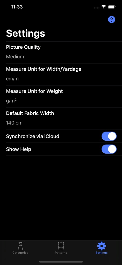 Sewing Patterns - ダークモード設定画面では、「Default Fabric Width」の項目で生地幅の初期値を設定し、作業効率を向上させることができます。さらに、「Synchronize via iCloud」のトグルスイッチでデータ同期を管理し、デバイス間で情報を共有できます。