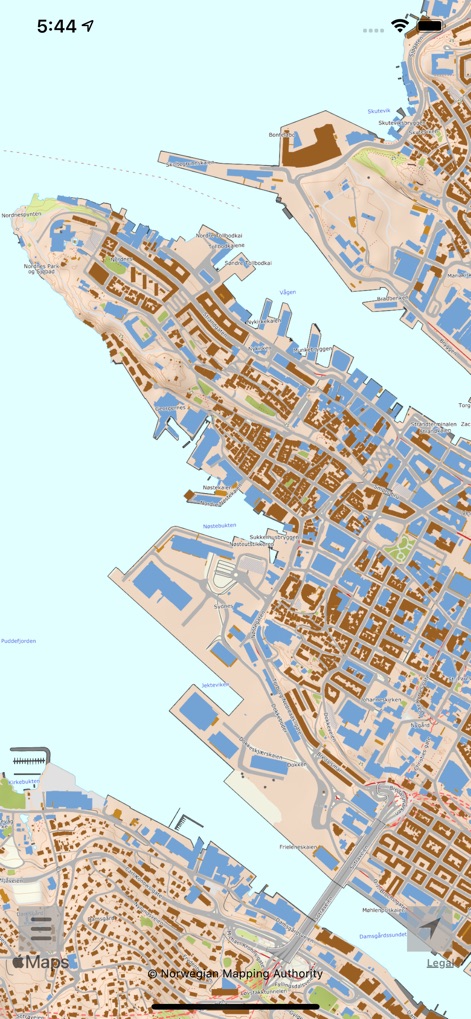 Here and there+ (offline maps) - L'app si dimostra efficace anche in contesti urbani, dove la disposizione degli edifici è illustrata da blocchi di colore marrone e blu e la complessa rete stradale è chiaramente mappata.