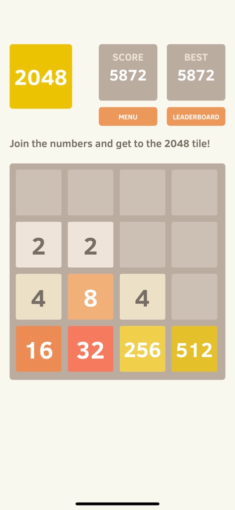 2048 - Die App zeigt das vertraute 4x4-Gitterfeld mit verschiedenen Zahlenplättchen und den klar strukturierten Punktestand für aktuelle und beste Leistungen.