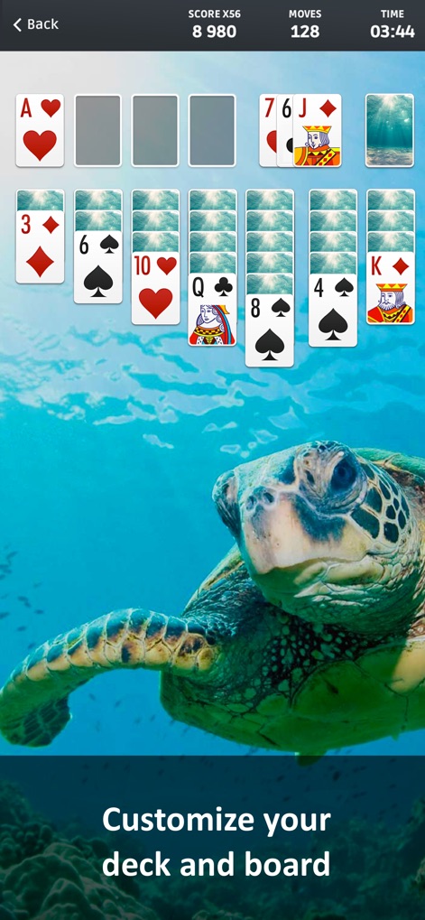 Solitaire ∘ - Esta captura demuestra las múltiples posibilidades de personalización, exhibiendo un cautivador fondo submarino con una tortuga marina y reversos de cartas con tema acuático, permitiendo a los usuarios adaptar su entorno de juego a su gusto personal.
