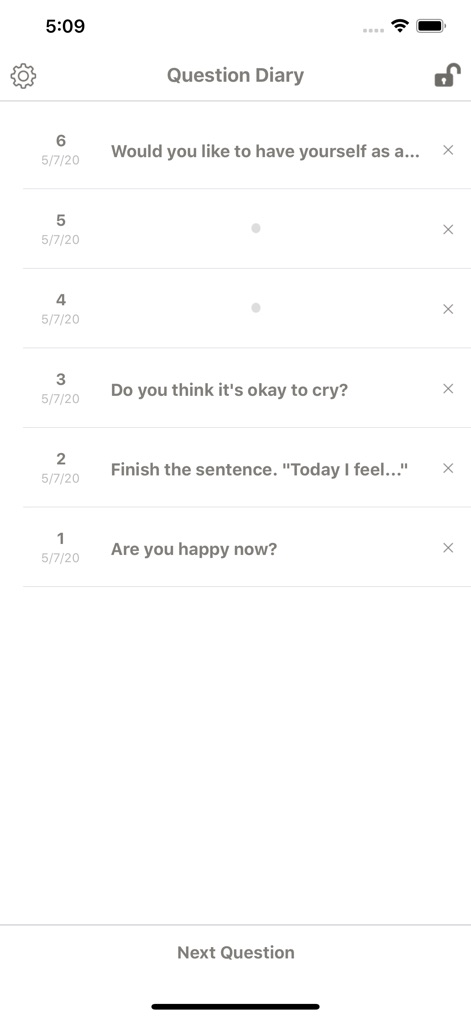 Question Diary - 사용자는 날짜와 함께 기록된 과거 질문 목록을 확인할 수 있으며, 설정 아이콘과 잠금 아이콘을 통해 개인 정보 보호 및 앱 관리가 가능합니다.