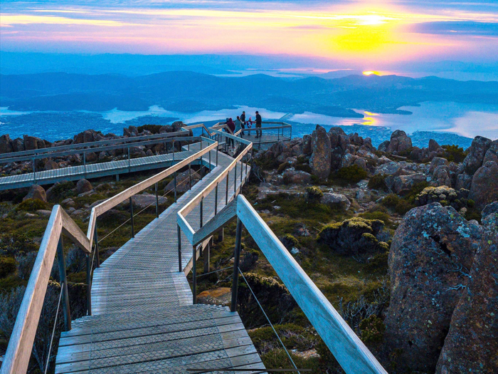 Tasmania Travel Guide .