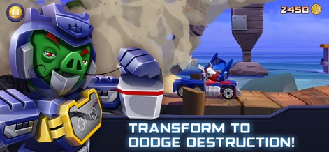 Angry Birds Transformers - A cena exibe o porco Deceptihog pronto para a batalha, enquanto o Optimus Prime, transformado em forma de veículo, desvia da destruição em um ambiente dinâmico.