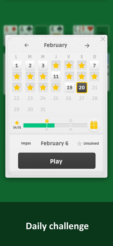 Solitaire ∘ - La aplicación ofrece retos diarios que se visualizan en un calendario con estrellas para los días completados, e invitan a iniciar nuevas partidas con un claro botón 'Play', fomentando la participación constante y el desarrollo de habilidades.