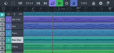 Cubasis LE 3 - L'interfaccia principale mostra la gestione efficiente di più tracce colorate, come il verde per 'E Bow' e il blu per 'AM V Kit', organizzate su una griglia temporale dettagliata per una composizione precisa.