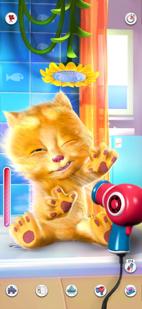 Talking Ginger - Nesta imagem, o aplicativo exibe Ginger secando o pelo com um secador vermelho e azul, transmitindo uma sensação de satisfação com os olhos semicerrados.