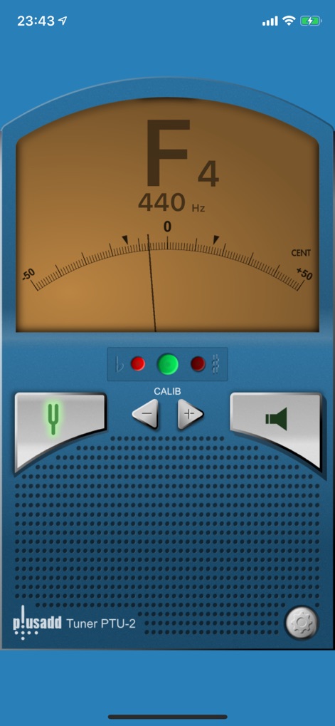 Tuner Lite by Piascore - Observe the responsive tuning interface, featuring the prominent needle meter and an adaptable color scheme, providing clear pitch deviation feedback.