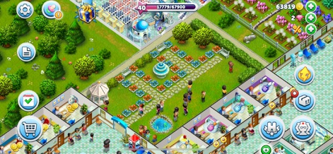 My Hospital: Decorate and Heal - Se observa un jardín central decorado con una fuente y lechos de flores, además de múltiples habitaciones de pacientes con camas, mostrando la vida y el movimiento dentro del hospital.