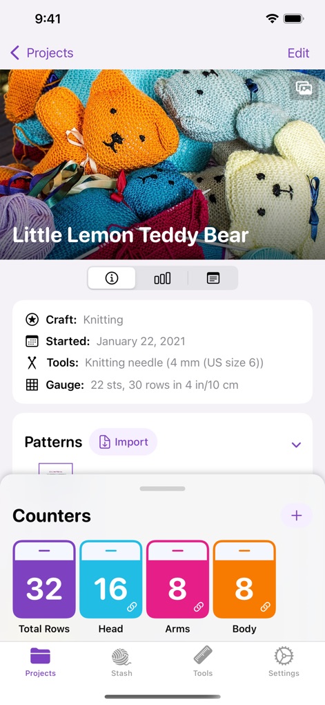 YarnBuddy – Knit and Crochet - Ao explorar um projeto individual, o usuário encontra informações cruciais como o tipo de trabalho e as ferramentas utilizadas, acompanhadas por contadores de carreira personalizáveis para diferentes seções da peça.