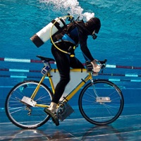 水中の自転車レース