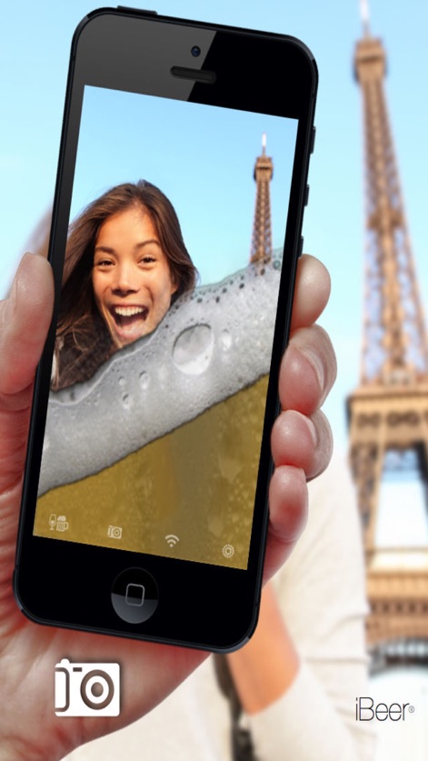 iBeer - Drink from your phone - Los usuarios pueden personalizar su experiencia, como se ve con la integración de fotos de usuario detrás del líquido y el reconocido fondo de la Torre Eiffel, creando una ilusión lúdica de beber en cualquier lugar.