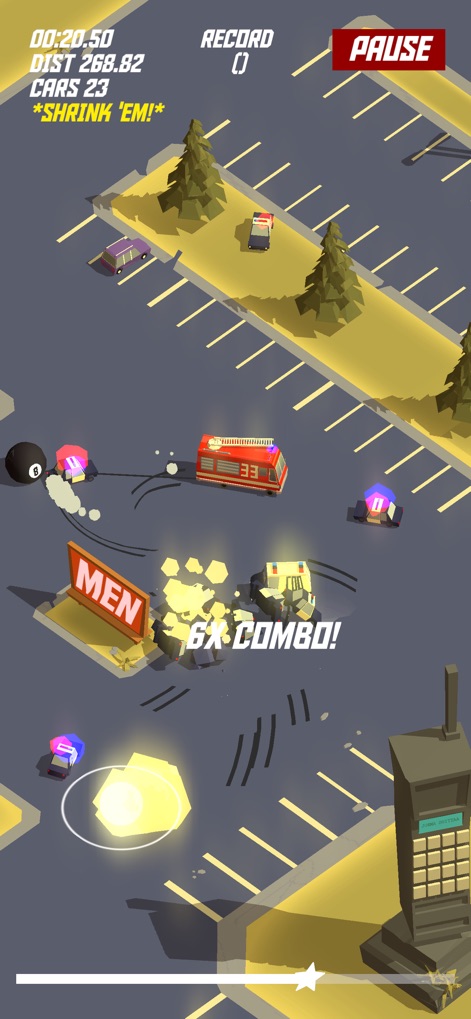 PAKO Forever - La acción se intensifica con potenciadores como "Shrink 'Em!" que alteran el juego, mientras que los combos, indicados por el "6X COMBO!", recompensan la habilidad del jugador en este frenético entorno urbano.