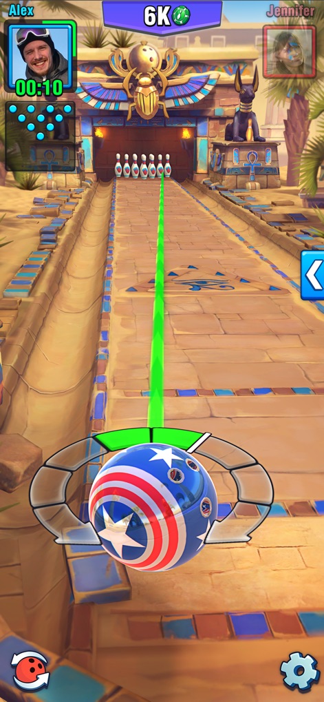 Bowling Crew — 3D Sport Game - Esta imagen revela la mecánica de apuntar con una línea de trayectoria verde y los impresionantes detalles arquitectónicos egipcios del fondo.