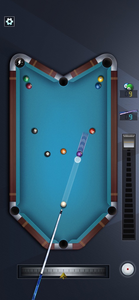 Super 3D Pool - Billiards - Esta captura muestra una mesa con una configuración en forma de M, ofreciendo un desafío único, donde los usuarios se benefician de una línea de puntería visual para planificar tiros complejos.