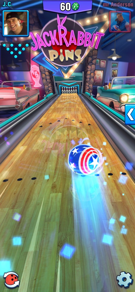 Bowling Crew — 3D Sport Game - Los usuarios disfrutarán de un ambiente de bolera con temática retro que incluye coches clásicos y letreros de neón, realzado por el efecto de rastro azul que sigue a la bola.
