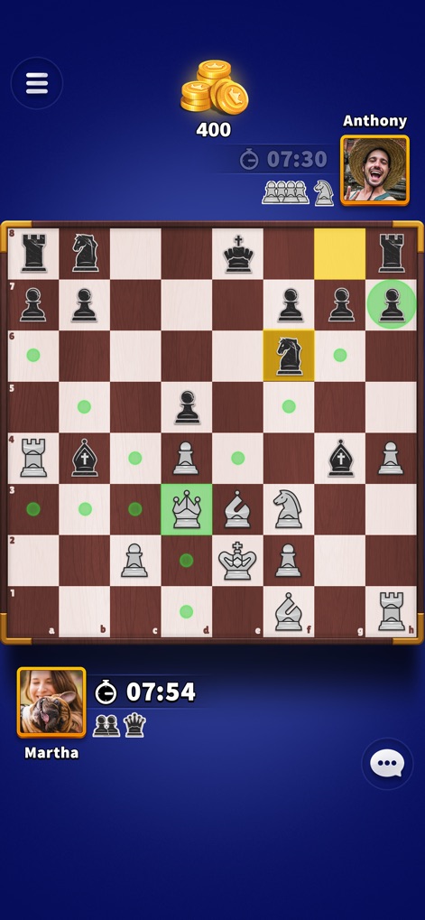 Chess Clash: Online & Offline - Los movimientos posibles se resaltan con puntos verdes en el tablero, facilitando la estrategia, mientras los avatares de "Anthony" y "Martha" indican a los jugadores activos en un tablero de madera.