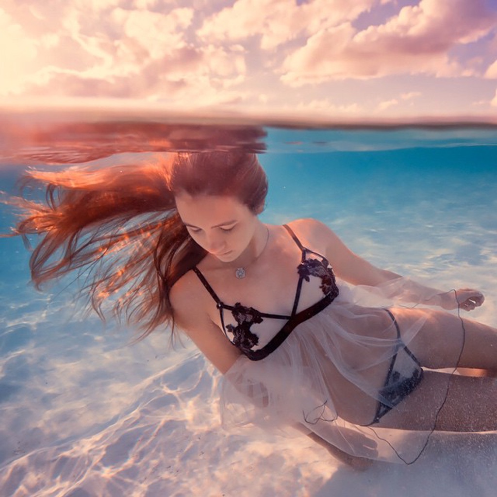 Beach Girls Puzzle - Diving underwater on tropical islands paradise photos