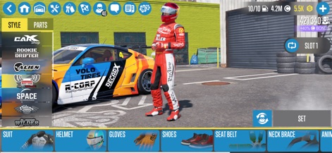 CarX Drift Racing 2 - La herramienta permite una personalización profunda del piloto, ofreciendo opciones para modificar el traje y el casco para una experiencia única.