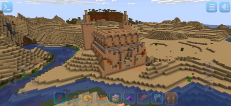 RealmCraft - Block Craft World - La aplicación muestra una estructura masiva de tono arena con un diseño complejo y laberíntico en medio de un desierto, evidenciando la creatividad arquitectónica y los detalles únicos.