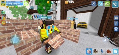 School Party Craft - La característica de construcción permite a los usuarios levantar estructuras con bloques de ladrillo, visible en el personaje trabajando, y guardar sus vehículos, como el coche amarillo en el garaje.